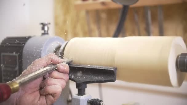 Tischler, der in der Werkstatt mit spinnenden Schreinereien arbeitet — Stockvideo