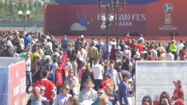 Kazan, Rusland - 16 juni 2018: Fifa World Cup 2018 - fan zone met toeschouwers van het voetbal — Stockvideo