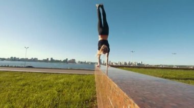 Genç beyaz kadın amigo amut güneşli, açık havada yürüyüş