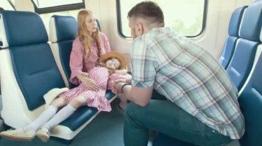 Mutlu genç aile seyahat birlikte - konuşan tren ve pencereden dışarı bakmak