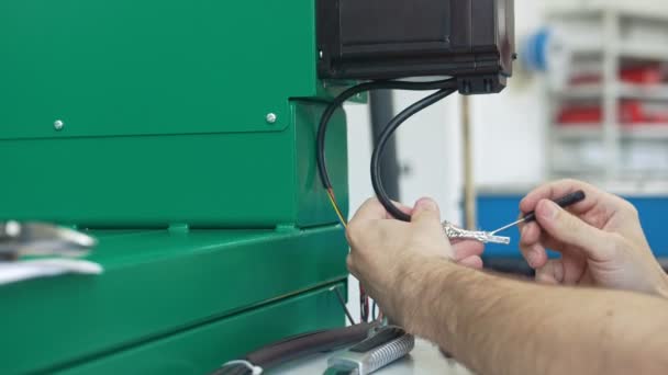 Eletricista em macacão está trabalhando com painel de energia e equipamentos de máquinas na planta — Vídeo de Stock