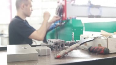 Aletleri elektrikçi önünde tulum giymiş çalışma masası ve makine ekipmanları enerji tesisi ile çalışma