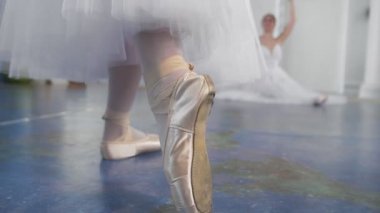 Kadın ayakları pointe Ayakkabı balerinler önünde dans bir stüdyoda bir dans gerçekleştirir