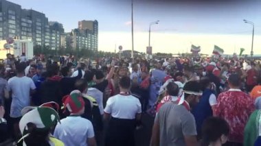 Kazan, Rusya Federasyonu - 20 Haziran 2018: FIFA Dünya Kupası 2018 - iran hayranları kalabalık kutluyor önce stadium yakınındaki futbol rekabet Iran-İspanya