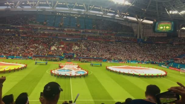 Kazan, Ryssland - 20 juni 2018: Fifa VM 2018 - Kazan arena stadion - matcha Iram-Spanien - prestanda innan fotbollsliga — Stockvideo