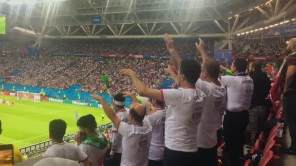 KAZAN, RÚSSIA - 20 de junho de 2018: Estádio de arena da Copa do Mundo FIFA 2018-Kazan - partida Iram-Espanha - espectadores assistindo a competição de futebol — Vídeo de Stock