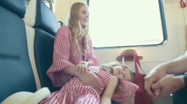 Genç beyaz anne, baba ve birlikte seyahat ve tren konuşuyor küçük kızı pencerenin yakınındaki