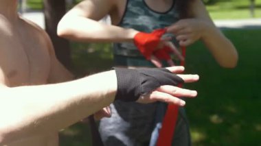 Eller genç erkek ve kadın eller bandaj ile egzersiz için yaz günü içinde kaydırma