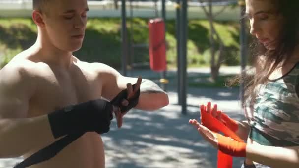 Boxer Maschio Avvolgere Mani Giovane Donna Aiuta Allenamento Nel Parco — Video Stock