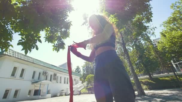 Retrato de mulher jovem - porta-caixas no parque de verão durante o treino — Vídeo de Stock