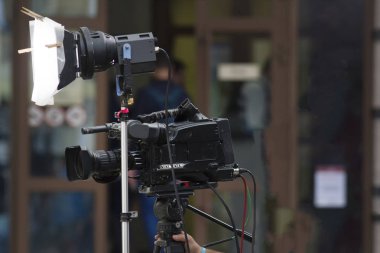 Profesyonel video kamera bir video sokakta çekim