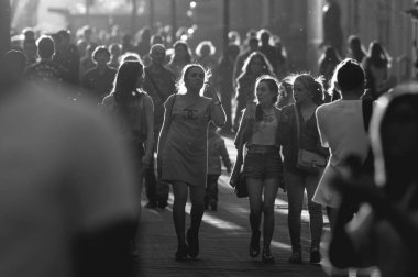 Kazan, Rusya-21 Haziran 2018: Ana yaya caddesi Bauman aşağı yürüyen insanlar siyah ve beyaz kalabalık