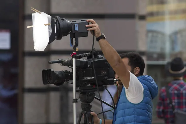 Cameraman professionista che gira un video per strada — Foto Stock