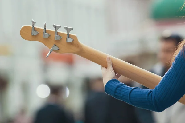 기타를 연주하는 거리의 음악가의 여성 손 — 스톡 사진