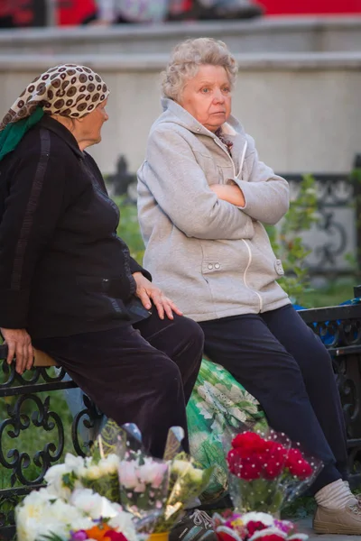 Kazan, Ryssland-21 juni, 2018: sad gamla kvinnor sitter på staketet på sommar kvällen säljer blommor — Stockfoto