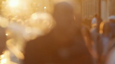 Ufuk siluet kalabalık yaz gün batımında sokakta yürürken insan