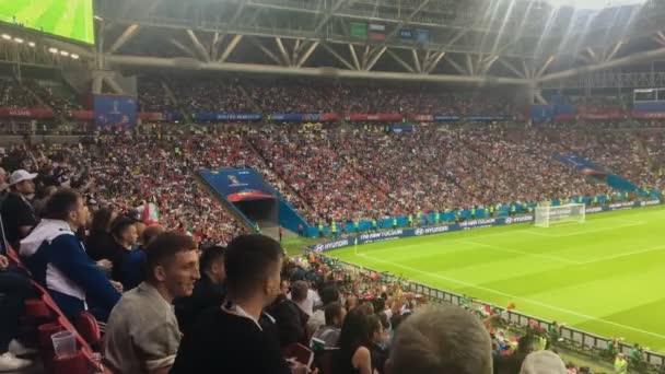 KAZAN, RÚSSIA - 20 de junho de 2018: FIFA World Cup 2018 -Kazan arena stadium - match Iram-Spain - espectadores à procura de futebol — Vídeo de Stock