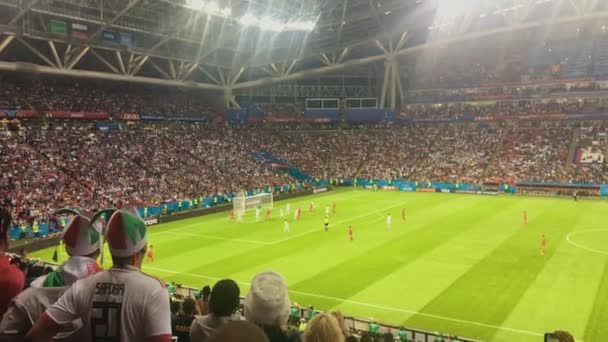 KAZAN, RÚSSIA - 20 de junho de 2018: FIFA World Cup 2018 -Kazan arena stadium - match Iram-Spain - spectators — Vídeo de Stock
