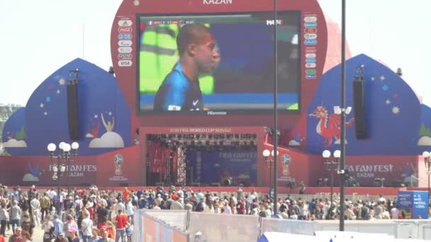 KAZAN, RUSSIE - 16 juin 2018 : Coupe du monde FIFA 2018 - fan zone avec spectateurs de football — Video