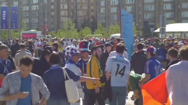 Kazan, Rusko - 16 Červen 2018: Mistrovství světa ve fotbale 2018 - dav fanoušků z různých zemí po zápas Česko - Francie — Stock video