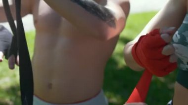 Erkek boxer şal onun elleri genç kadın yardımcı olur onu parkta egzersiz