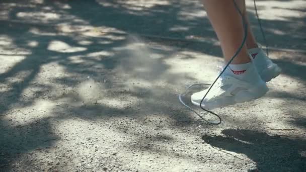 Füße des Mannes springen mit dem Seil, Boxtraining im Freien bei sonnigem Wetter — Stockvideo