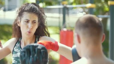 Boks egzersiz, spor giyim yaz parkta genç kadın portresi