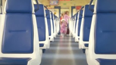 Neşeli küçük kız annesiyle boş tren arabaya yürür