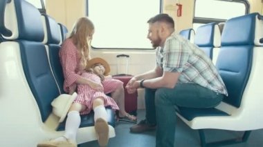 Mutlu genç aile seyahat birlikte - konuşan tren ve pencereden dışarı bakmak
