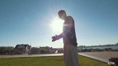 Genç adam akrobatik açık gün batımında gerçekleştirir için hazır