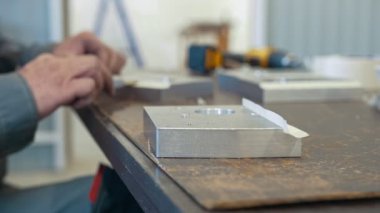 Endüstriyel Cnc makine üretimi için nesne ile çalışan adam