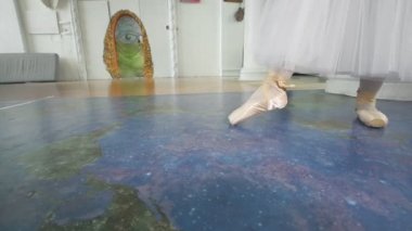 Kadın ayakları pointe Ayakkabı balerinler önünde dans bir stüdyoda bir dans gerçekleştirir