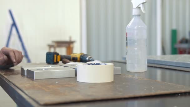 Travailleur sur l'usine répare objet métallique pour la fabrication de machines CNC industrielles 