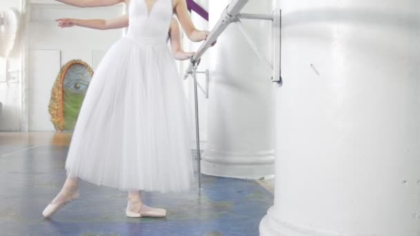Vackra Unga Ballerinor Pointe Övningar Balett Bar Studio Närbild — Stockvideo