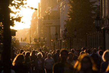 Siluet kalabalık yaya bölgesi yaz yürüyüş insanların akşam günbatımı
