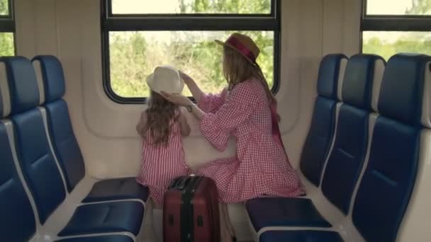 快乐的妈妈和女儿一起旅行-去火车上看窗外 — 图库视频影像