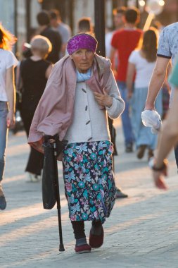 Kazan, Rusya - 21 Haziran 2018: Üzgün yaşlı kadın kalabalık insan Bauman Street yürüyüş