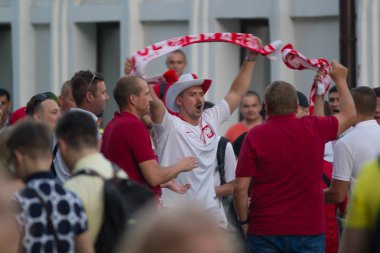 Kazan, Rusya - 22 Haziran 2018: FIFA Dünya Kupası - dostum futbol fan sevinir ve Bauman Caddesi'ndeki kalabalığın içinde bağırır