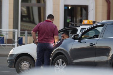 Kazan, Rusya - 22 Haziran 2018: diğer trafik sıkışıklığı savunarak iki erkek taksi sürücüleri