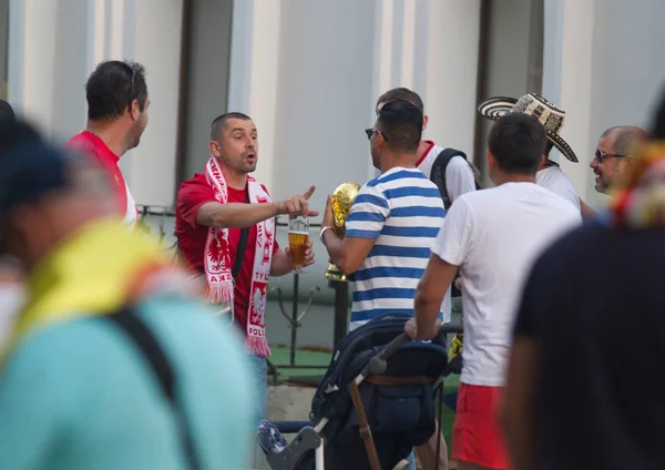 Kazan, Rusko - 22. června 2018: Mistrovství světa ve fotbale-muži fotbaloví fanoušci s pivem mluvit na Bauman street — Stock fotografie