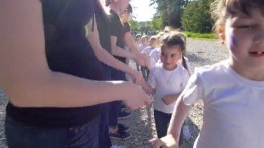 Gençler ve çocuklar takım birbirleri ile tebrik yaz güneşli gün el sallamak