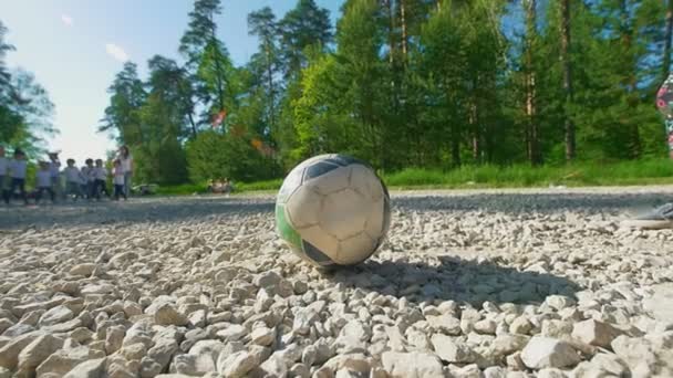 Gambe di ragazzo adolescente calcia il pallone da calcio per i bambini squadra di calcio all'aperto nella giornata estiva — Video Stock