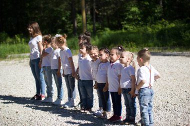 Küçük çocuklar farklı yaş grubu yaz Park doğrultusunda dizilmiş