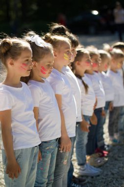 Küçük çocuklar sıraya dizilmiş açık havada yaz günde gurup