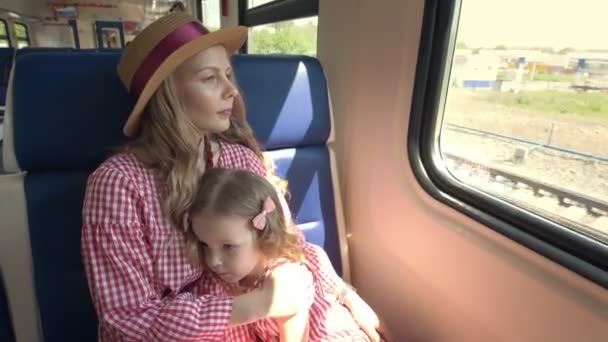 Mamma e figlia felici che viaggiano insieme - va sul treno e guarda fuori dal finestrino — Video Stock