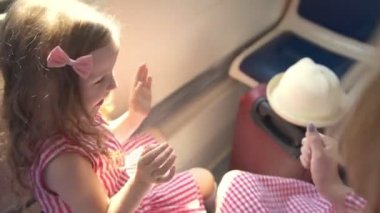 Güzel anne ve sevimli kızı patty-kek hızlı tren penceresinde önünde oturan oynarken