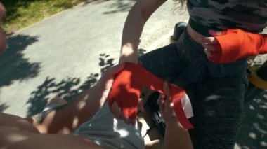 Atletik beyaz adam ve tezgah ve wrappi üzerinde oturan kadın