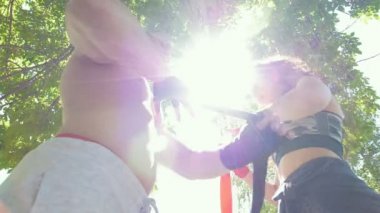 Eller genç erkek ve kadın eller bandaj ile egzersiz için yaz günü içinde kaydırma