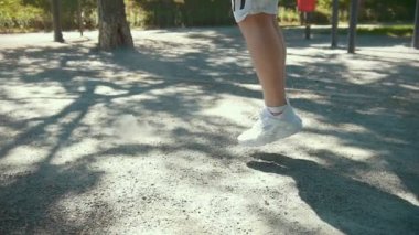 Bir ip, açık havada, güneşli gün boks egzersiz ile atlama adamın ayakları