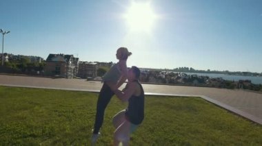 Genç çift akrobasi yapmak pratik açık havada günbatımında stunts